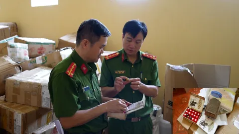 Triệt phá đường dây sản xuất, buôn bán hàng cấm quy mô lớn