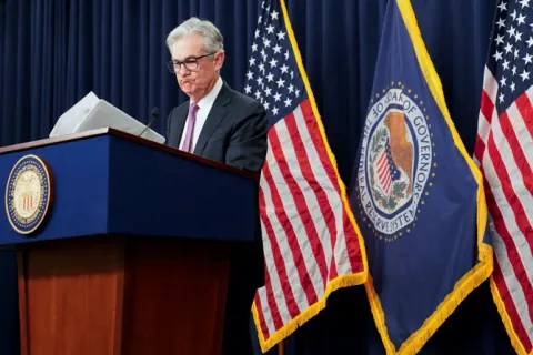 Fed Cảnh Giác Rủi Ro Lạm Phát Từ Thuế Quan, Nội Bộ Chia Rẽ Về Lộ Trình Lãi Suất