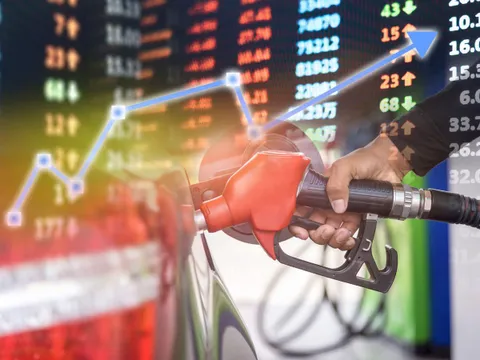 Giá dầu tăng vọt 4%: Áp lực mới với thị trường và người tiêu dùng