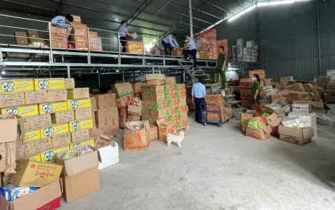 Hơn 36.000 sản phẩm thực phẩm và giấy vệ sinh nhập lậu bị thu giữ tại Cao Bằng