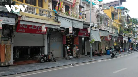Loạt cửa hàng phố cổ Hà Nội hoạt động cầm chừng vì kiểm tra hàng hóa, thuế