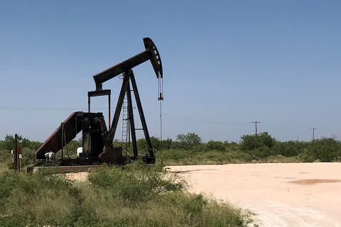 Giá dầu tăng vọt hơn 4% trước lo ngại căng thẳng Mỹ - Iran leo thang