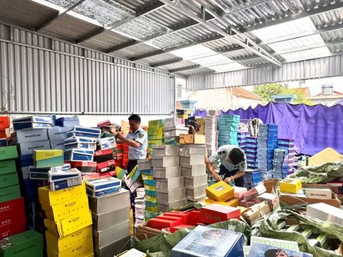 Tuýt còi lô hàng lậu gần 5.000 sản phẩm quần áo, giày dép trẻ em tại Ninh Bình
