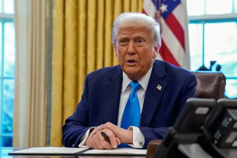 Trump Kiếm Hàng Trăm Triệu Đô Từ Tiền Điện Tử, Golf và Hợp Đồng Bản Quyền