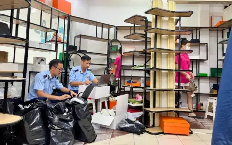 Hàng giả online: ẩn danh sau màn hình, giấu hàng trong căn hộ