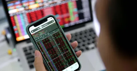Loạt cổ phiếu "nhận án rời sàn" với hàng trăm triệu đơn vị do vi phạm công bố thông tin nghiêm trọng