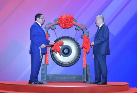 Thủ tướng Phạm Minh Chính đánh cồng khai mạc phiên giao dịch tại Sàn chứng khoán Thượng Hải