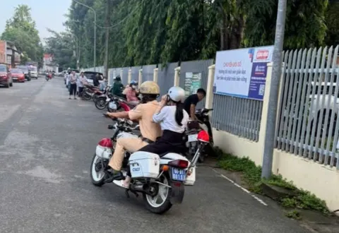 Cảnh sát giao thông "cứu bồ" siêu tốc: chở luôn thí sinh đi đổi thẻ thi nhầm