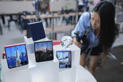 •	Galaxy "gập màn hình": Samsung khuấy đảo Unpacked với bộ ba máy gập mới & cơn lốc Ai Google