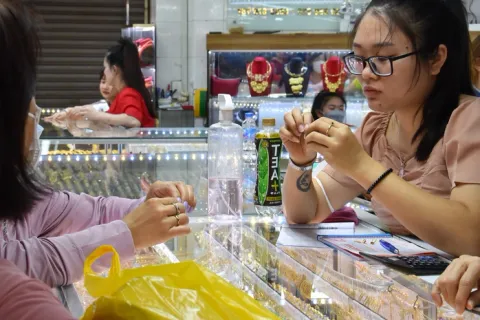 Giá vàng hôm nay, 11-7: Chưa dừng đà tăng