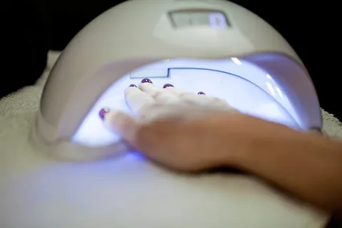 Đèn làm móng gel có thể "hủy hoại" làn da như thế nào?