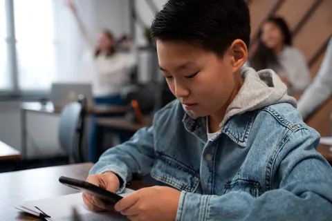 Lo sức khỏe tinh thần học sinh suy giảm, nhiều nước 'cấm cửa' smartphone
