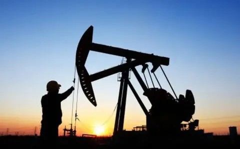Giá dầu tăng hơn 2% sau thỏa thuận thương mại Mỹ - EU