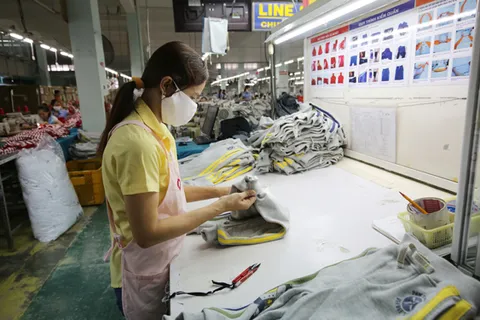Dệt may, da giày tăng tốc khai thác "mỏ vàng sân nhà"