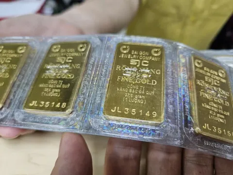 Giá vàng hôm nay 25/8: Vàng miếng SJC sát mốc 127 triệu đồng/lượng