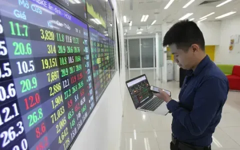 VN-Index lội ngược dòng sau khi rơi gần 50 điểm