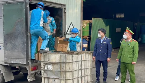 Tiêu hủy hơn 2.200 chai rượu nhập lậu tại Hưng Yên