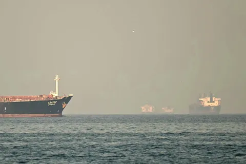 Nhiều tàu vận tải chờ mở đường qua eo biển Hormuz
