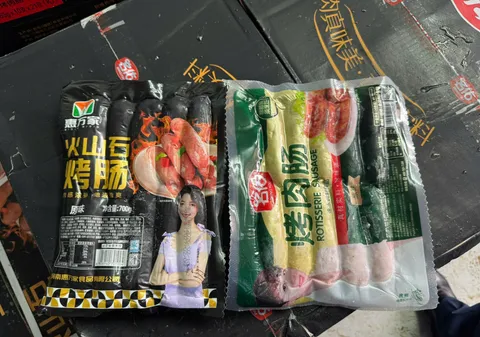 Hà Nội phát hiện gần 1 tấn xúc xích nhập lậu