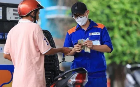 Giá xăng giảm gần 4.000 đồng/lít