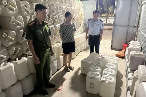 Phát hiện, xử lý cơ sở kinh doanh 400 lít rượu không rõ nguồn gốc