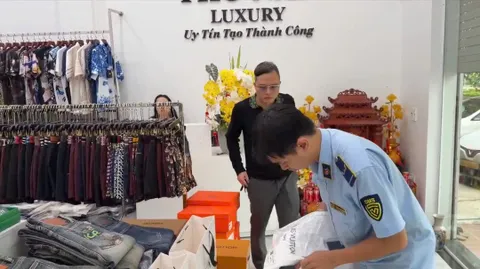 Hà Nội: Phát hiện gần 1.800 sản phẩm thời trang nghi giả mạo nhãn hiệu nổi tiếng
