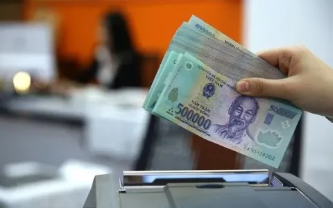 Lãi suất qua đêm giảm về 4,9%/năm