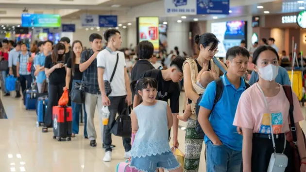 Tăng kỷ lục lượng khách qua sân bay Tân Sơn Nhất dịp Tết: Những lưu ý quan trọng để chuyến bay suôn sẻ
