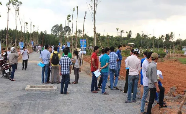 Môi giới bất động sản chờ đợi dài cổ thi sát hạch và chứng chỉ