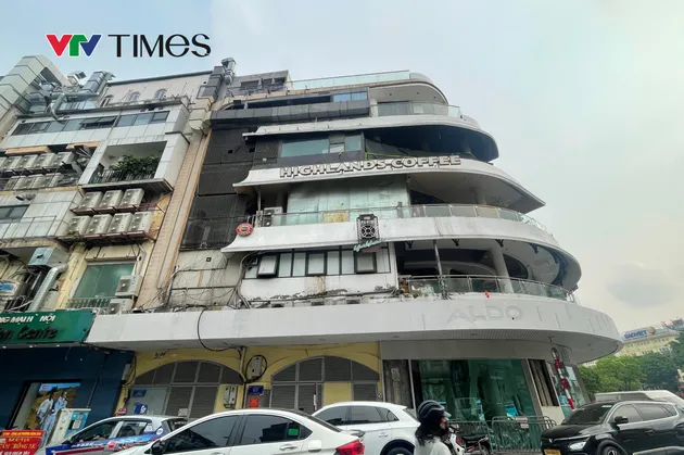 Hà Nội tháo dỡ Hàm Cá Mập - Tạm biệt một biểu tượng thị giác bên Hồ Gươm
