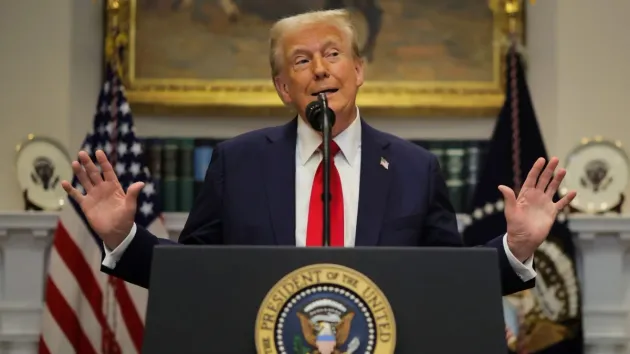 Tòa án cấp cao hơn lại khôi phục thuế quan của tổng thống Donald Trump