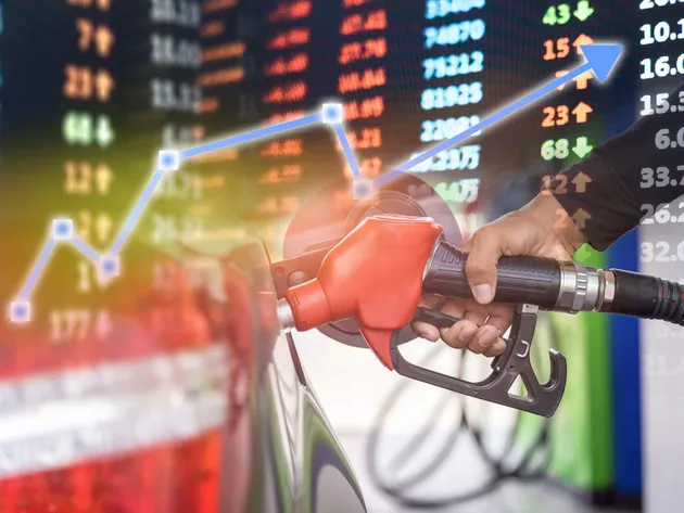 Giá dầu tăng vọt 4%: Áp lực mới với thị trường và người tiêu dùng