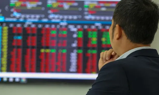 Thị trường chứng khoán 9/6:  Đầu tuần VN-Index mất thêm gần 20 điểm, VIC – VHM giảm kịch sàn