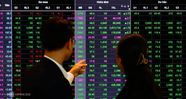 Thị trường sáng 12/6: VN-Index vượt mốc 1.320 điểm nhờ dòng tiền lan tỏa mạnh mẽ