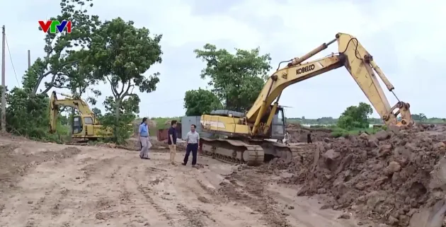 Doanh nghiệp tự ý múc đất sâu sát đê, tiềm ẩn nguy cơ vỡ đê khi mưa lũ