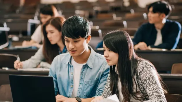 Lợi bất cập hại? ChatGPT và cái giá của sự tiện lợi đối với não bộ người dùng