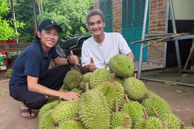 Hoài Linh “quẩy” vườn nhà: Sầu riêng đầy xe tặng Mạc Văn Khoa, lần đầu bổ trái vật vã cười xỉu