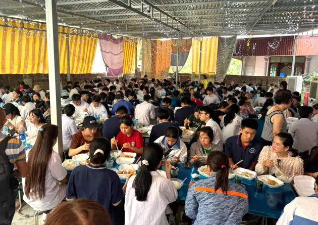 Hội "siêu mẹ" Sóc Sơn chiêu đãi 900 suất cơm ngon, tiếp sức sĩ tử giữa thời tiết "nóng chảy mỡ"