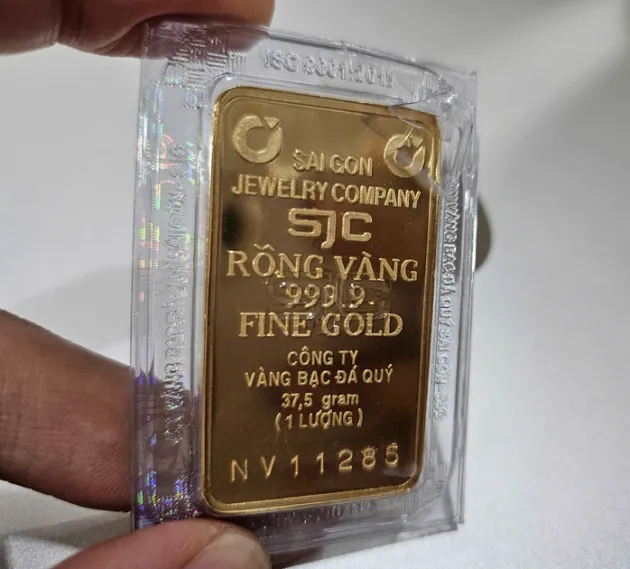 Giá vàng miếng SJC chạm mốc 122 triệu đồng/lượng
