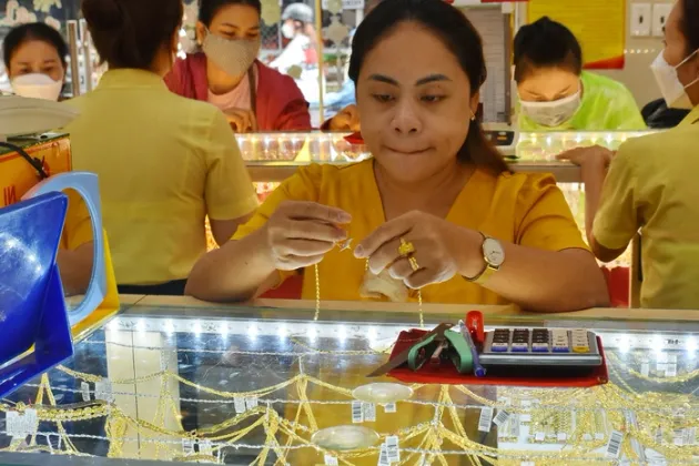 Giá vàng hôm nay, 1/8: Tiếp tục lao dốc