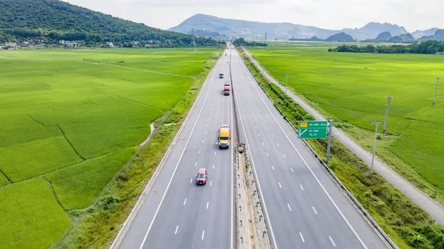 Đề xuất thu phí 900 đồng/km khi lưu thông trên cao tốc Bắc - Nam