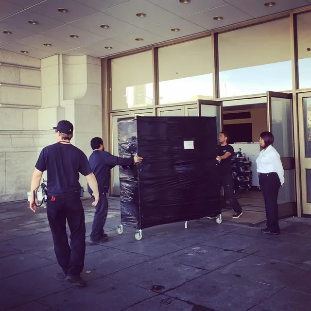 Nhân viên Apple vận chuyển các kiện hàng bí mật vào bên trong địa điểm tổ chức sự kiện