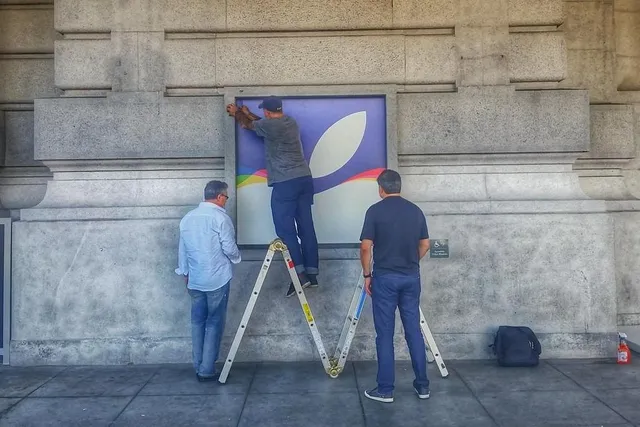 Các nhân viên treo banner sự kiện của Apple