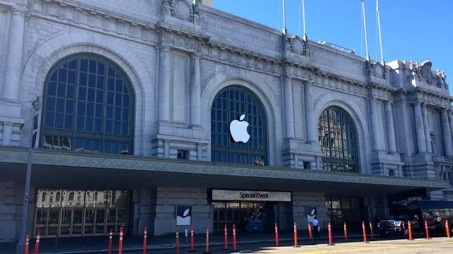 Bên ngoài khu vực tổ chức sự kiện của Apple