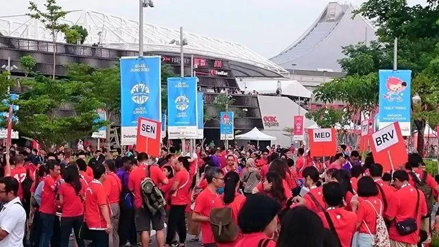 Đoàn người xếp hàng vào sân xem lễ bế mạc SEA Games 28 (Ảnh: Benedict Teo) Đoàn người xếp hàng vào sân xem lễ bế mạc SEA Games 28 (Ảnh: Benedict Teo)