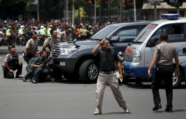 Cảnh sát Indonesia tại một hiện trường vụ nổ