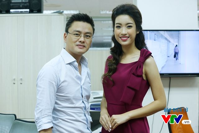 Hoa hậu Mỹ Linh thích thú chụp ảnh cùng các BTV VTV - Ảnh 1.