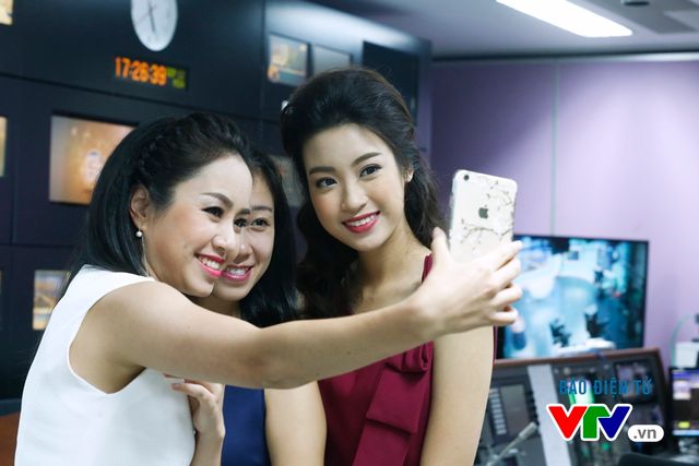 Hoa hậu Mỹ Linh thích thú chụp ảnh cùng các BTV VTV - Ảnh 4.