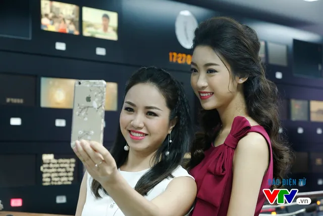 Hoa hậu Mỹ Linh thích thú chụp ảnh cùng các BTV VTV - Ảnh 5.