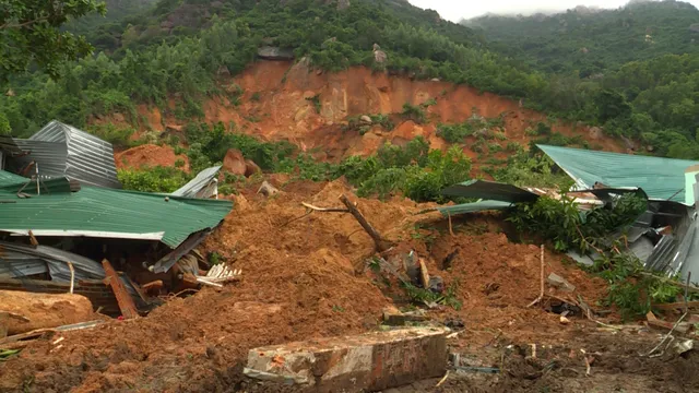 Sạt lở nghiêm trọng ở Nha Trang, ít nhất 2 người thiệt mạng - Ảnh 1.